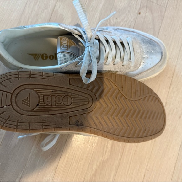 Gola women’s Low-Top Sneakers in silver and gold/cream. - Picture 2 of 2